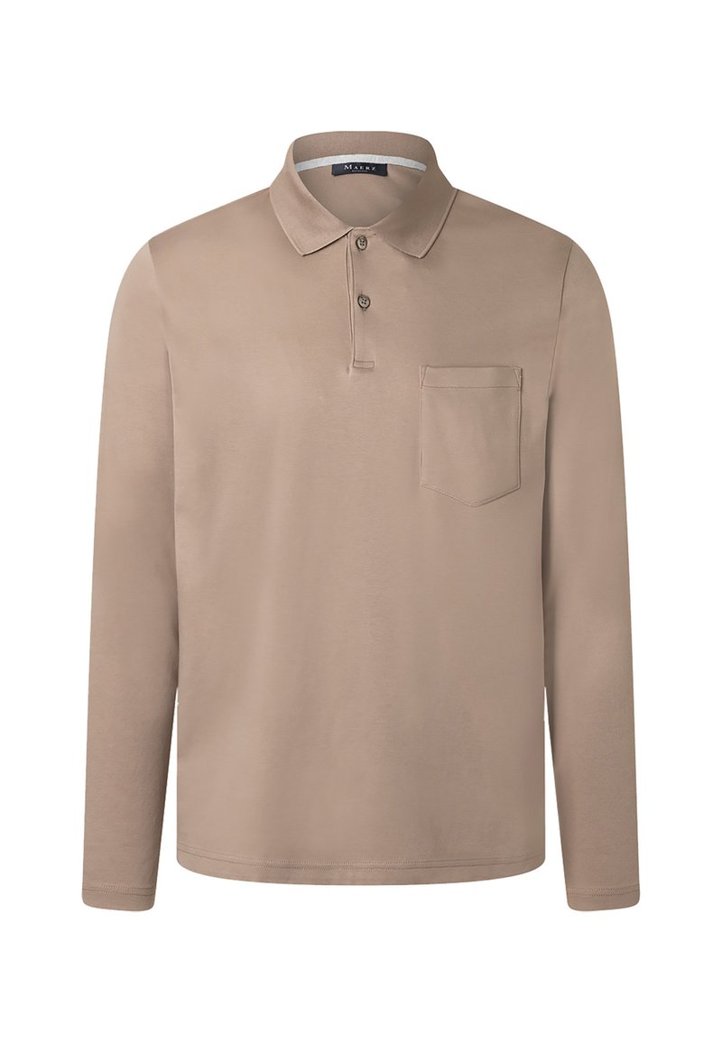 Polo beige à manches longues en coton, avec un col classique, un patte de boutonnage à deux boutons et une poche sur la poitrine gauche. Texture douce, design simple.