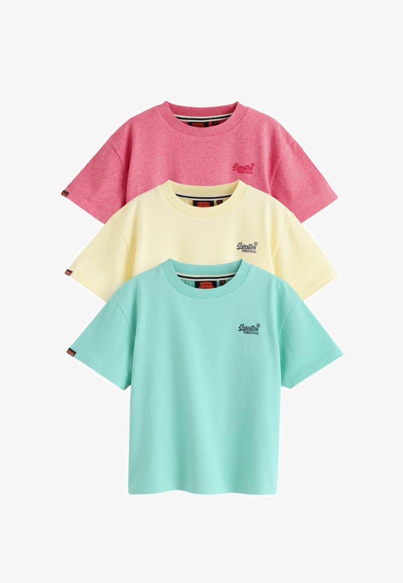 Trois T-shirts à manches courtes avec col rond empilés, en rose, jaune pâle et bleu clair, chacun avec un petit texte logo sur la poitrine gauche.