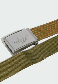 Zelený tkaný pásek s oranžovými pruhy a stříbrnou kovovou sponou s vyraženým logem. Texturovaná tkanina s hladkým finišem.