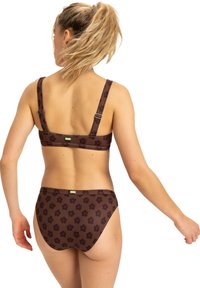 Brun blommönstrad bikini med justerbara band, som har en enkel design och mjuk textur, lämplig för strandkläder eller simning.