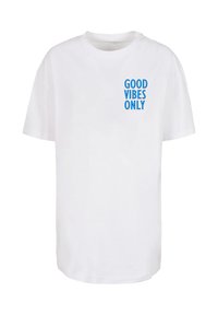 Hvit bomull T-skjorte med avslappet passform, med blå tekst "GOOD VIBES ONLY" på venstre brystområde. Korte ermer og rund hals.