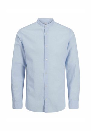 Cămașă lungă cu mâneci dintr-un albastru deschis, cu guler mandarin, închidere cu butoane și o textură subtilă. Material din bumbac, cu o croială lejeră.