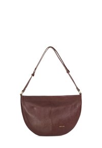 Braune Schultertasche aus Leder in Halbmondform mit verstellbarem Riemen und kleinem goldfarbenem "nat & nin" Logo vorne unten rechts.