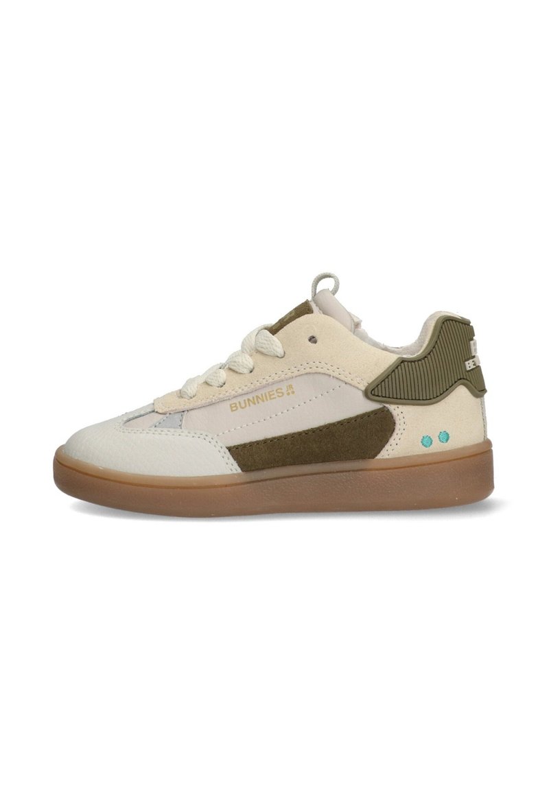 Sneaker mit einem Obermaterial aus weißem Leder, grünen Wildleder-Akzenten, einem hellgrauen Einsatz, beigen Schnürsenkeln und einer Sohle aus Naturkautschuk.