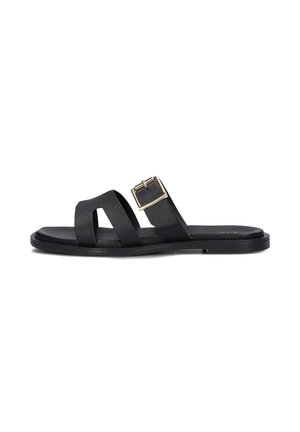 Sort læder flad sandal med åben tå, to forreste remme og en justerbar rem med spænde omkring anklen.