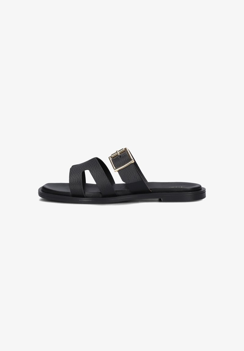 Sandale plate en cuir noir avec bout ouvert, deux brides avant et une sangle réglable avec boucle autour de la cheville.