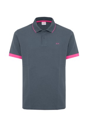 Polo gris foncé avec bordure rose sur le col et les bords des manches, patte de boutonnage à deux boutons, et petit logo géométrique rose sur le côté gauche de la poitrine.