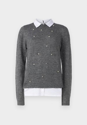Grijze sweater met een ronde halslijn, lange mouwen en een wit overhemd met kraag eronder. Versierd met verspreide parelachtige accenten. Zachte textuur.