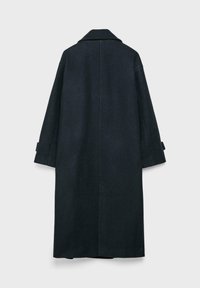 Tmavomodrý vlnený kabát so strihom na rovno, širokými rukávmi a vykrojeným golierom. Vyznačuje sa minimalistickým dizajnom bez viditeľných zapínaní alebo vzorov.