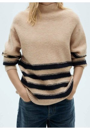 Beige ribbenstrik med høj hals, prydet med vandrette marineblå og guldstriber. Blødt stof med rullede ærmer og en afslappet pasform.