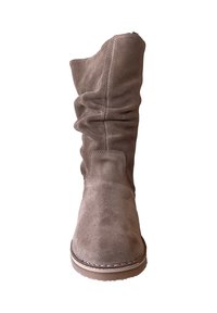 Bruine suède laarzen tot de knie met een slouchy ontwerp, ronde neus, zichtbare stiksels en een rubberen zool. Zachte textuur met een matte afwerking.