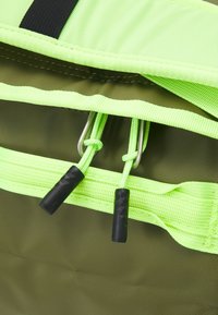 The North Face BASE CAMP DUFFEL - M - Holdall - forest olive/safety green/black