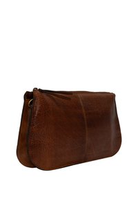 Pochette en cuir marron avec surface texturée, forme arrondie et fermeture éclair. Présente un design élégant et minimaliste sans quincaillerie visible.