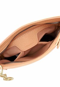 Indvendig taske i lysebrunt læder med lynlåslomme, stofforing, flere rum og en tilknyttet guldfarvet nøglering.