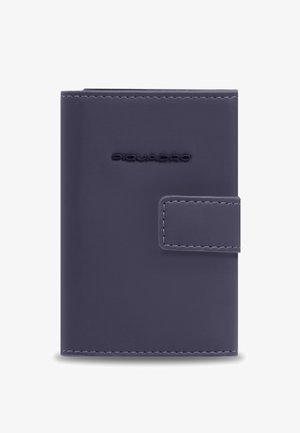 Cartera de cuero azul oscuro con cierre de solapa cosida y nombre de la marca "Piquadro" en relieve en el frente.