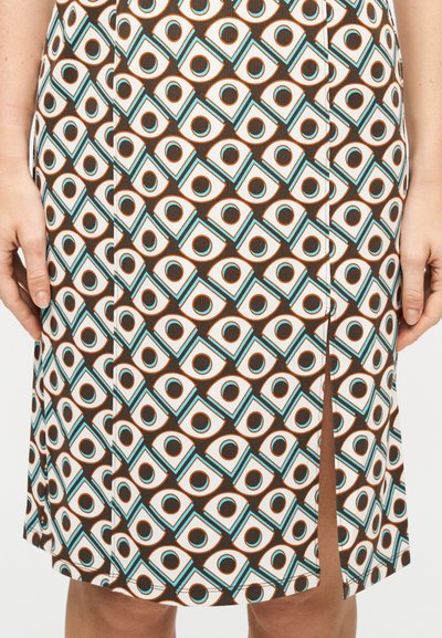 Φούστα μήκους μέχρι το γόνατο με γεωμετρικό μοτίβο από καφέ, λευκές και μπλε ρόμβους, με σκίσιμο στο μπροστινό μέρος και πλαϊνές τσέπες.