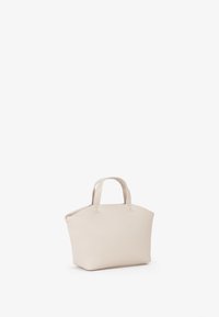 Borsa a mano in pelle beige con forma strutturata, manici corti doppi e dettagli di cucitura visibili. Texture liscia e design minimalista.