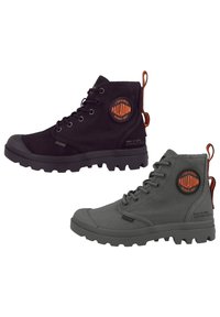 Bottes montantes noires et grises avec des semelles robustes, tiges en tissu, patches ronds avec logo sur les côtés et languettes au niveau des talons.