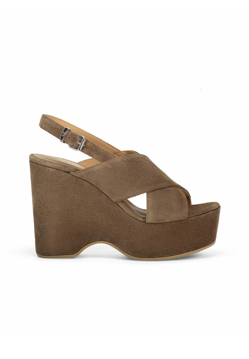 Bruine suède wedge sandalen met gekruiste banden, open teen, verstelbare enkelband en een stevige plateau.