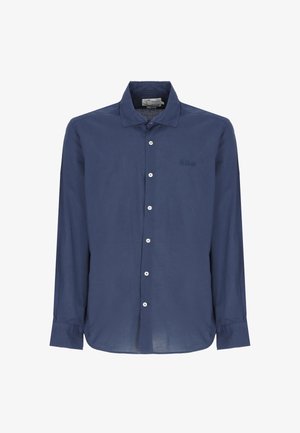 Camicia blu navy a maniche lunghe con colletto e bottoni bianchi, con un logo ricamato discreto sul petto sinistro.