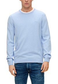 Lichtblauwe crewneck sweater van lichtgewicht stof, met ribgebreide manchetten en zoom, en een klein logodetail op de borst. Gecombineerd met denim jeans.
