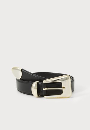 Cinto de couro preto com uma fivela retangular em tom dourado brilhante e um acabamento suave. Apresenta uma extremidade afilada e detalhes decorativos nas bordas.