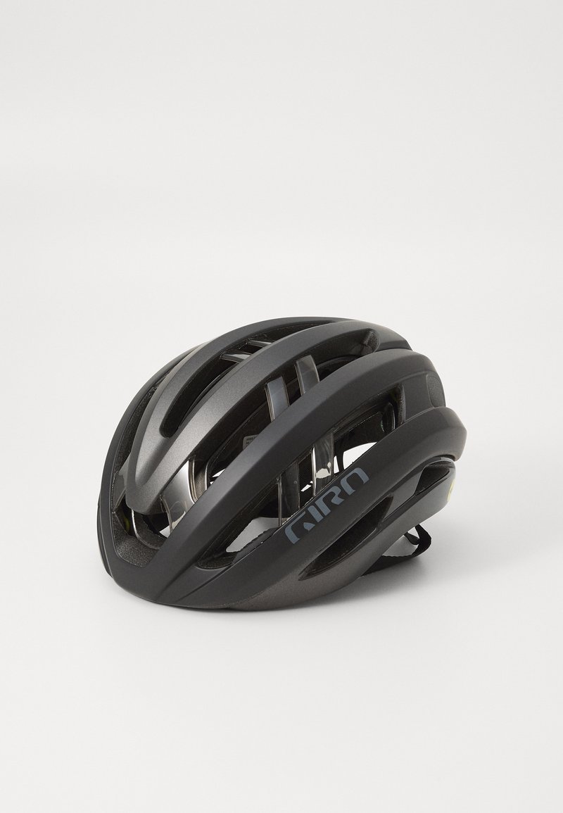 Svart sykkelhjelm med aerodynamisk design, flere ventiler og en matt finish. Har minimalistisk logo og avtakbart hakespenne.
