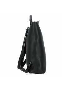 Schwarze Ledertasche mit einem strukturierten, zulaufenden Design. Verfügt über einen Schulterriemen, einen Griff oben und eine glatte Oberfläche mit minimalem Metallzubehör.