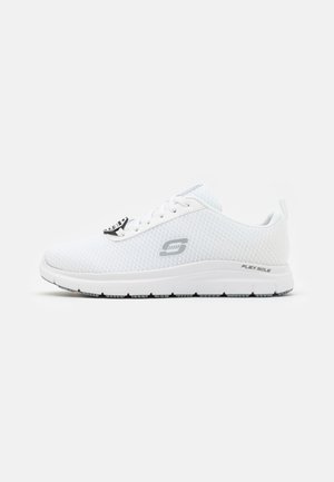 Chaussure de sport blanche avec un dessus en maille, bout arrondi et semelle texturée. Présente un accent de marque et un design de semelle flexible.