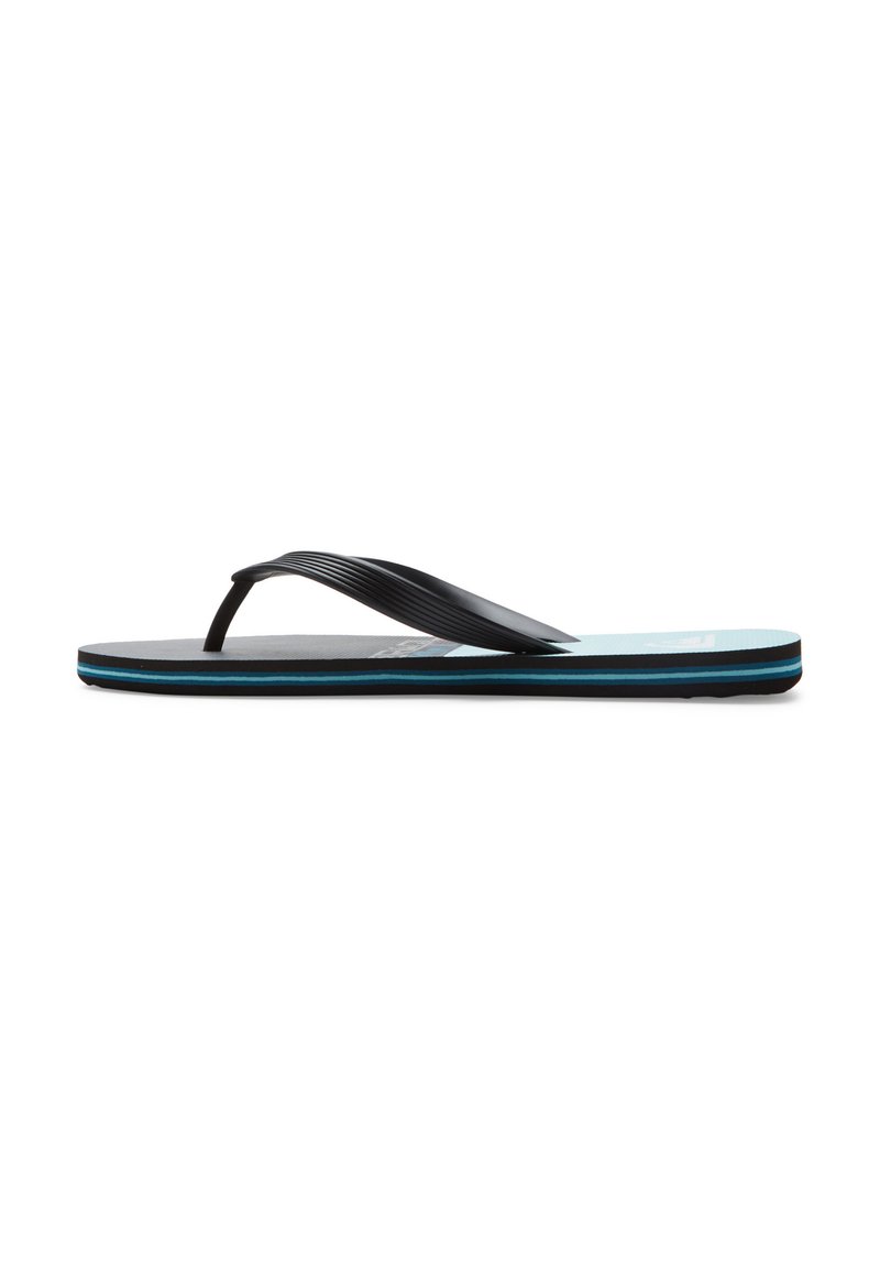 Tongs noires avec une lanière texturée, dotées d'une semelle superposée bleue et noire. Le design est plat avec un style classique à entre-doigts.
