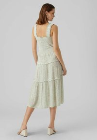 Vero Moda VMMENNY SMOCK CALF  - Robe de jour - reseda