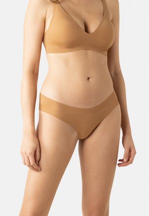 Ensemble de soutien-gorge et culotte en beige. Tissu doux et extensible ; design sans coutures ; bralette à décolleté en V et culotte taille basse avec ceinture large, texture lisse.