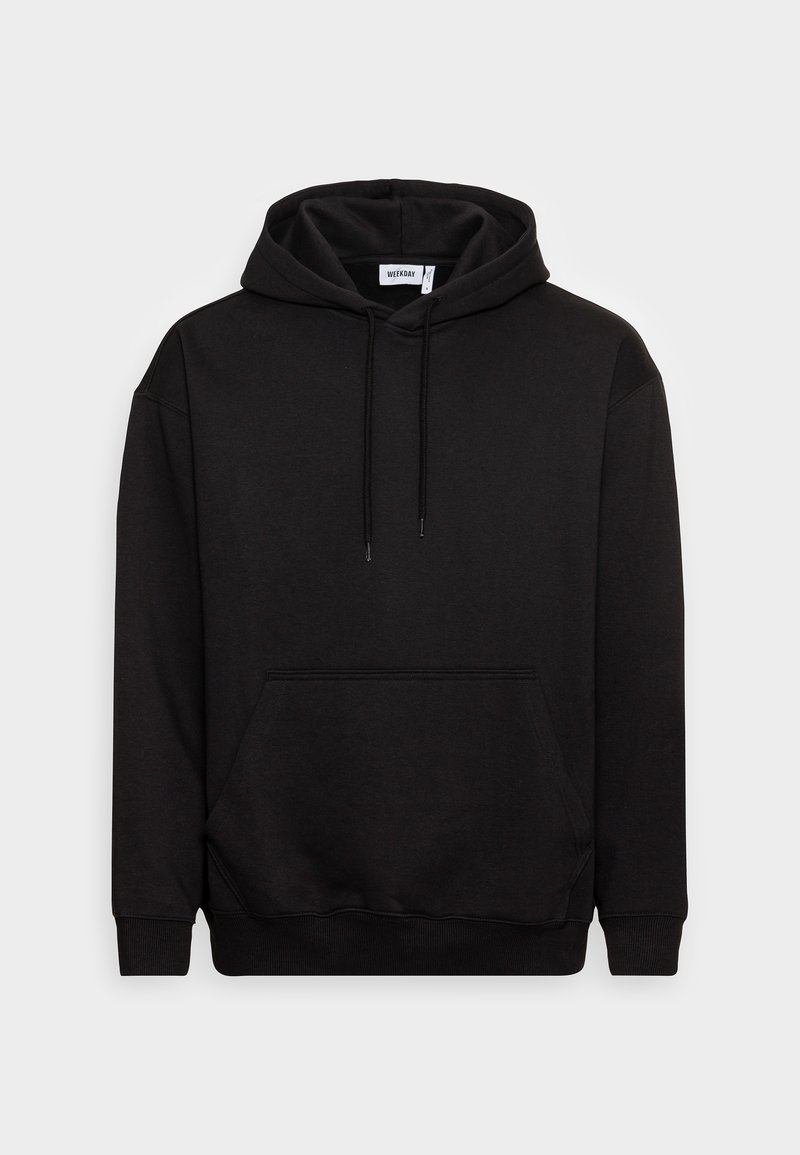 Sudadera negra con bolsillo frontal tipo canguro, capucha ajustable, puños y dobladillos acanalados. Fabricada con una tela suave y texturada. Diseño simple.