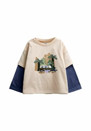 Børneskjorte med lange ærmer i beige og marineblå med palme- og junglekøretøjsprint foran.