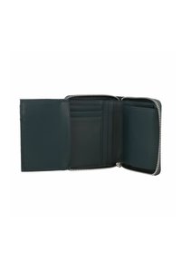 Portefeuille en cuir vert foncé avec fermeture à glissière, comprenant des fentes pour cartes et un compartiment ouvert sans logos ni décorations visibles.