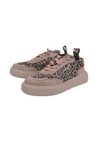 Luipaardprint sneakers met roze accenten, van suede materiaal, ronde neus, dikke rubberen zool, vetersluiting en een trekhaak aan de achterkant.