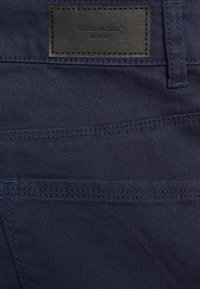 Vero Moda Petite VMHOTSEVEN ZIP PANTS - Calças de ganga de corte skinny - navy blazer