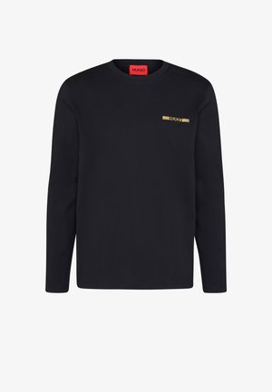 Camiseta negra de manga larga en algodón con cuello redondo. Presenta una impresión del logo dorado en el lado izquierdo del pecho y un dobladillo recto.