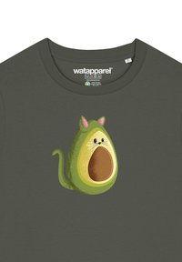 Graues Baumwoll-T-Shirt mit einem Cartoon-Avocado, die Katzenohren und einen kleinen Schwanz hat, mit einem braunen Kern und Gesichtszügen, zentriert auf der Vorderseite.