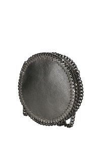 Borsa rotonda in pelle grigia con tracolla a catena, caratterizzata da un dettaglio di bordatura cucita e una superficie liscia. Design compatto ideale per l'uso serale.