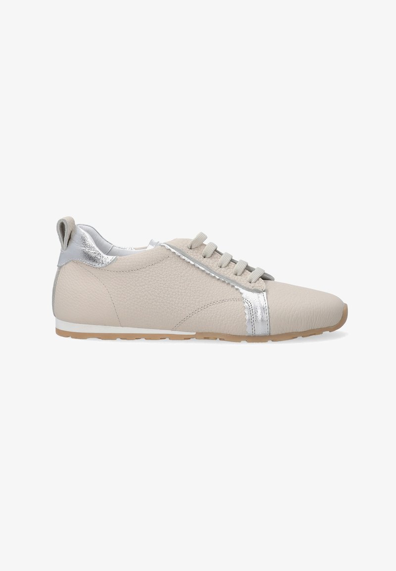 Lys beige lædersneakers med et sølvmetal accent, rund tå, snørelukning og tekstureret finish. Gummisål med sloop.