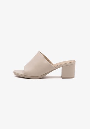 Mules à talons blocs ouverts beiges avec une tige en cuir lisse, dotées d'une large sangle à l'avant et d'un talon carré robuste.
