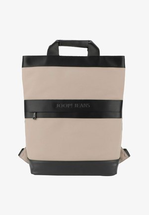 Beżowa i czarna torba na ramię o gładkiej fakturze, z górnym uchwytem, dużą centralną komorą oraz czarną taśmą z logo z przodu.