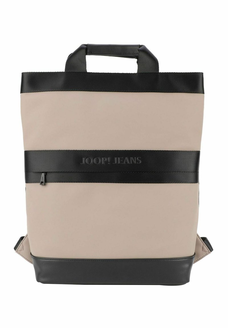 Beige und schwarze Tragetasche mit glatter Textur, ausgestattet mit einem oberem Griff, großem Hauptfach und einem schwarzen Logoschulterband auf der Vorderseite.