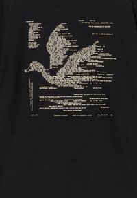 Czarny t-shirt z grafiką gołębicy utworzonej z białego tekstu. Projekt zawiera różne frazy oraz informacje kontaktowe ułożone artystycznie.