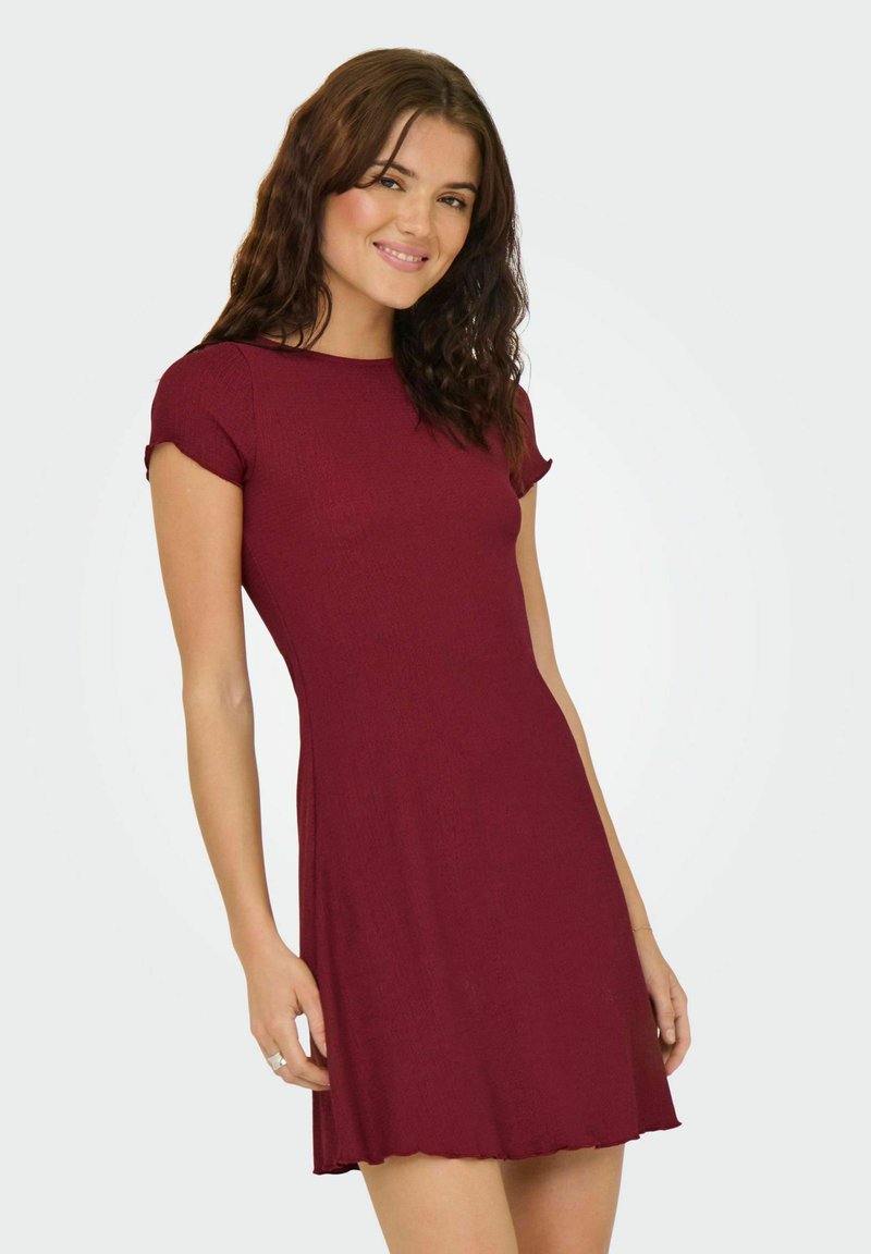 Robe bordeaux à manches courtes en tissu texturé, avec un col rond et une jupe légèrement évasée à ourlet festonné.