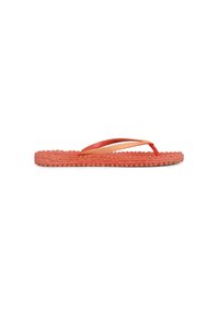 Flip-flop med flätad korallfärgad sula, röda remmar och en metallisk detalj på ovansidan. Enkel design, lätt och flexibel.
