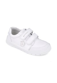Zapatillas deportivas blancas con dos correas de velcro, parte superior de piel suave, cuello acolchado y suela de goma texturizada. Detalle del logo bordado presente.