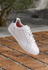Tommy Hilfiger - ESSENTIAL CUPSOLE - Trainers - white Thumbnail Image 1