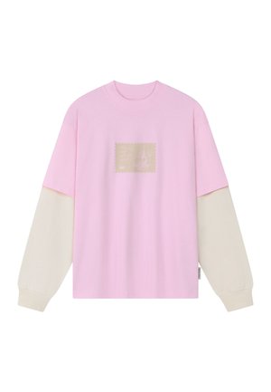 Langermet rosa genser med kremfargede ermer og et beige rektangulært grafisk motiv i midten med subtile arkitektoniske design.